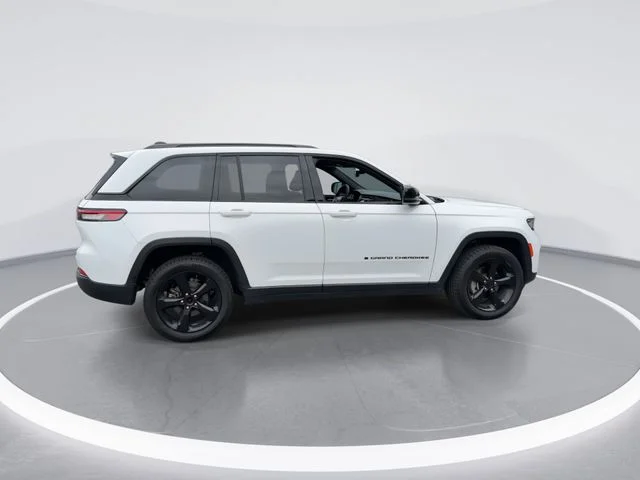 Used 2023 White/off-white Jeep Altitude X image 9