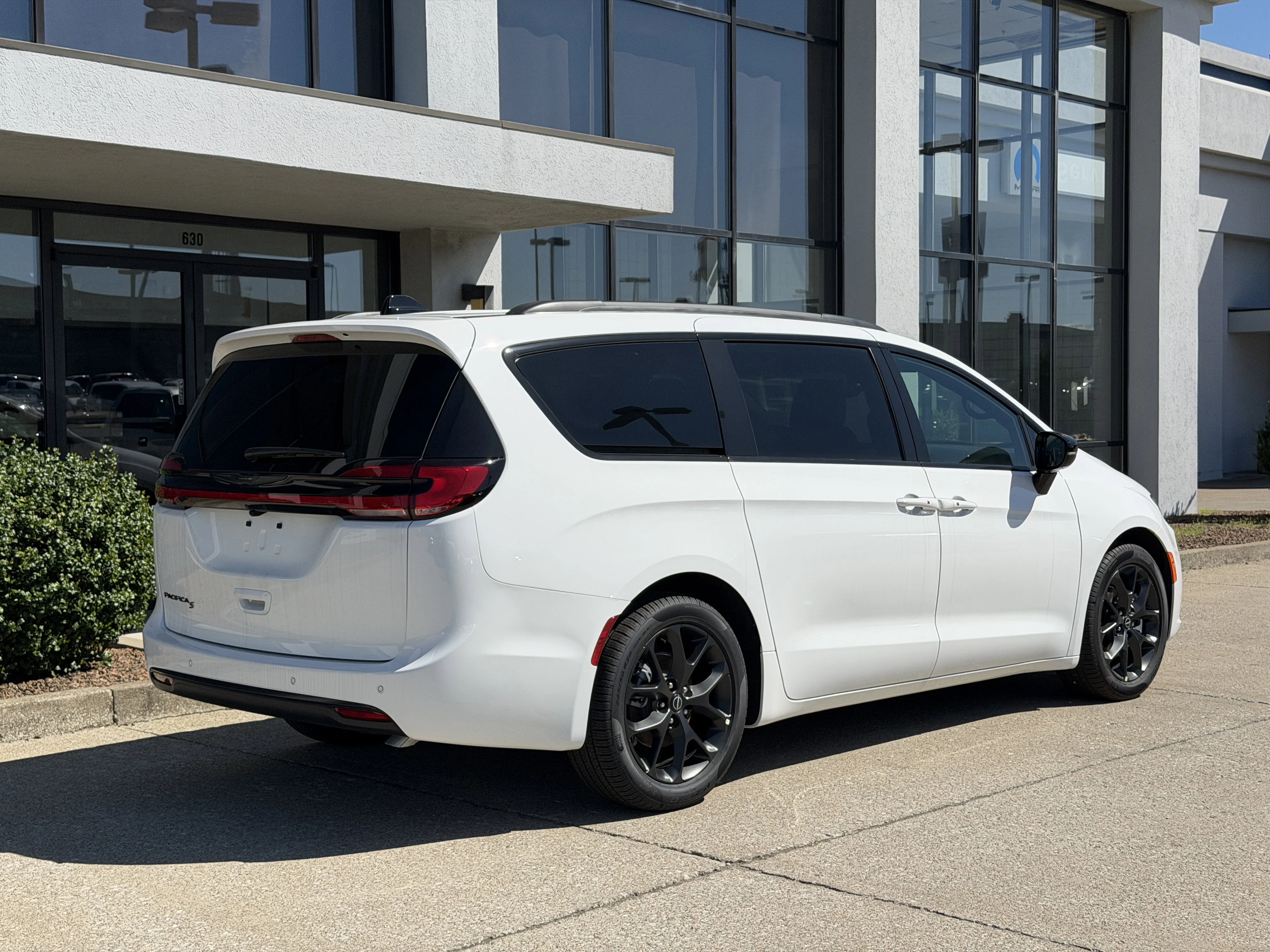New 2026 Bright White Clear-Coat Exterior Paint Chrysler Select image 4