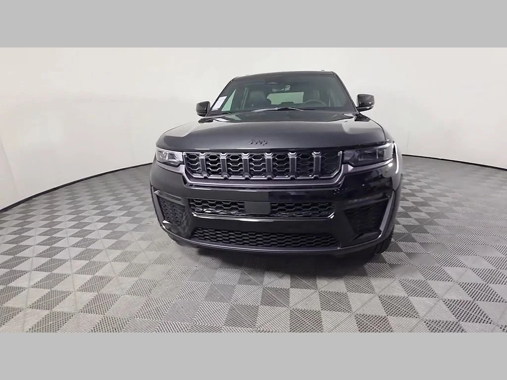 New 2026 Diamond Black Crystal Pearlcoat Jeep Limited image 38