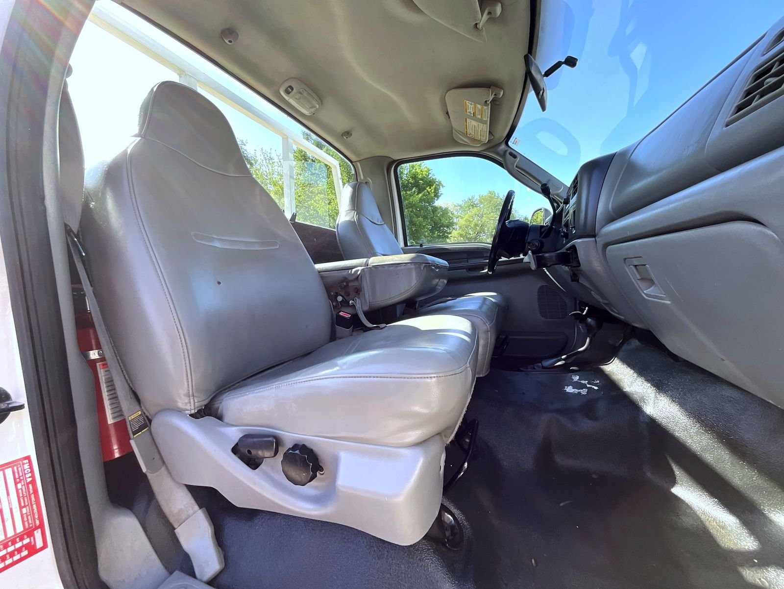 2004 Ford F-550 - Photo 14