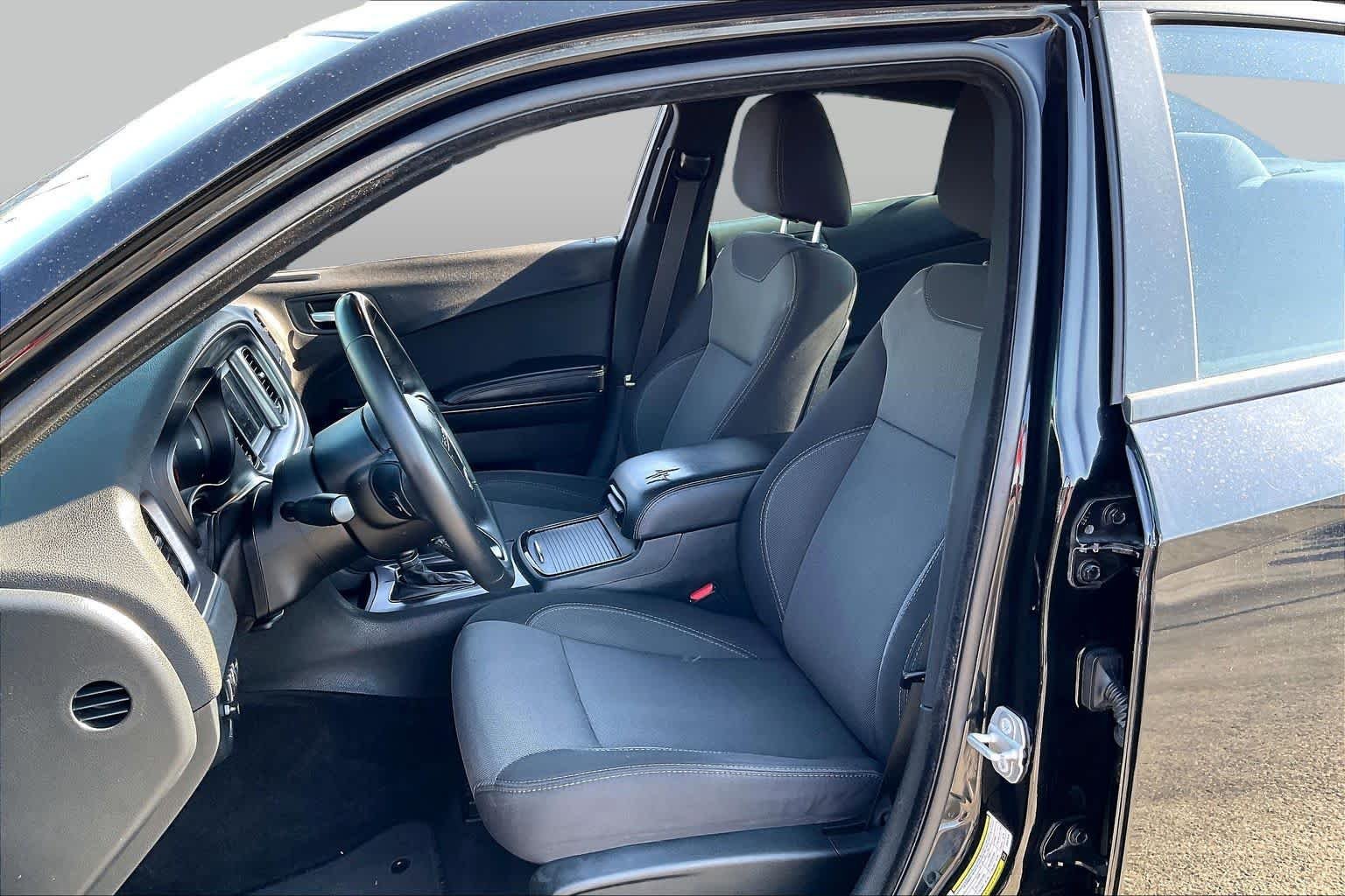 Used 2018 Pitch Black Clearcoat Dodge SXT image 8
