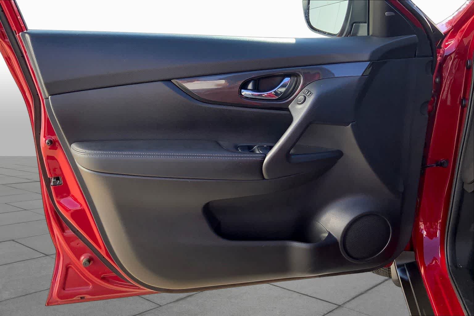 Used 2017 Palatial Ruby Nissan SV image 21