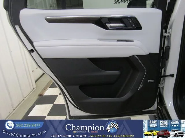 Used 2025 Iridescent Pearl Tricoat Chevrolet Premier image 19