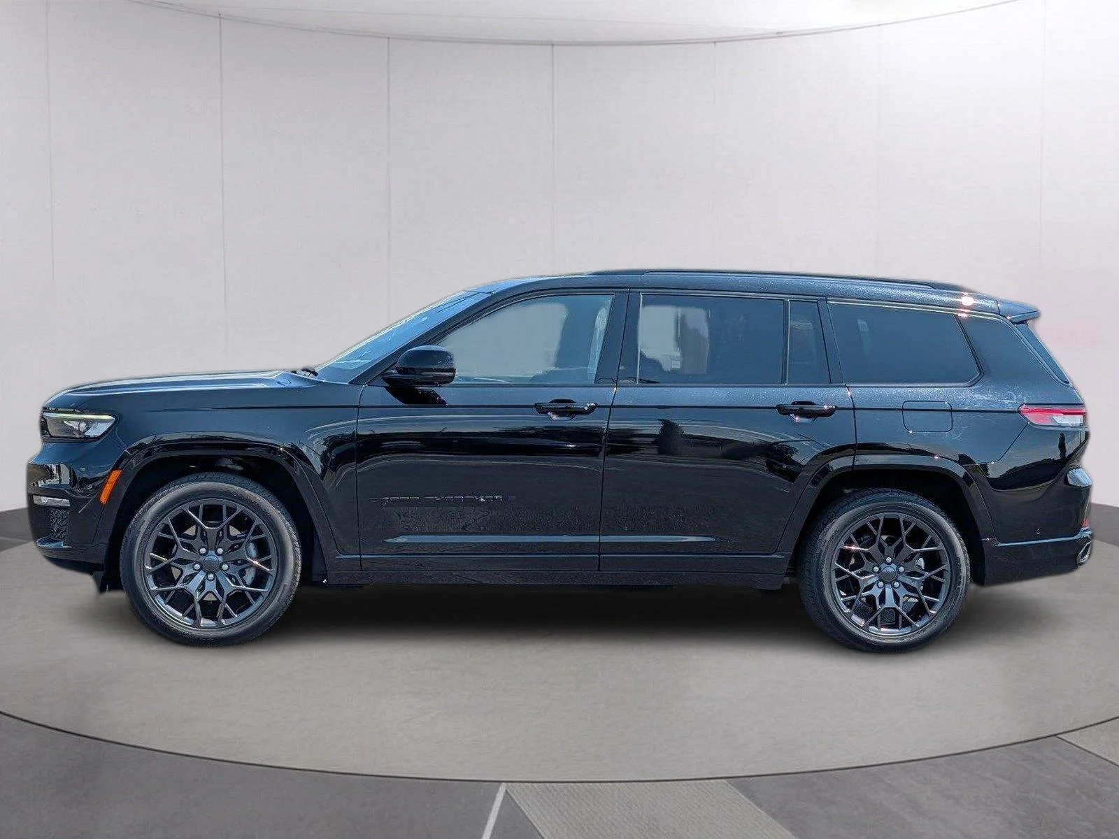 Used 2025 Diamond Black Crystal Pearlcoat Jeep Summit image 2