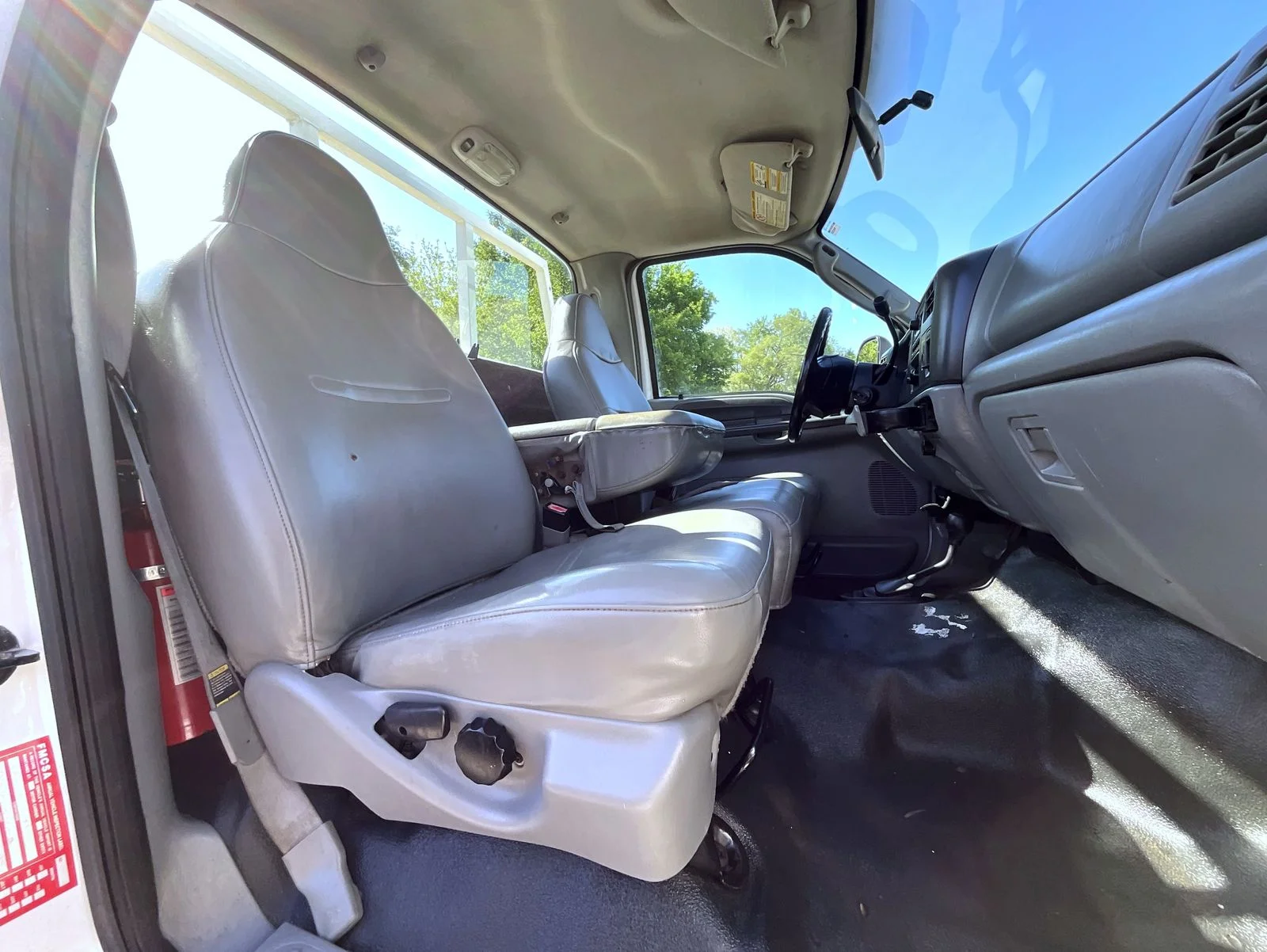 Used 2004 White Ford XL image 14