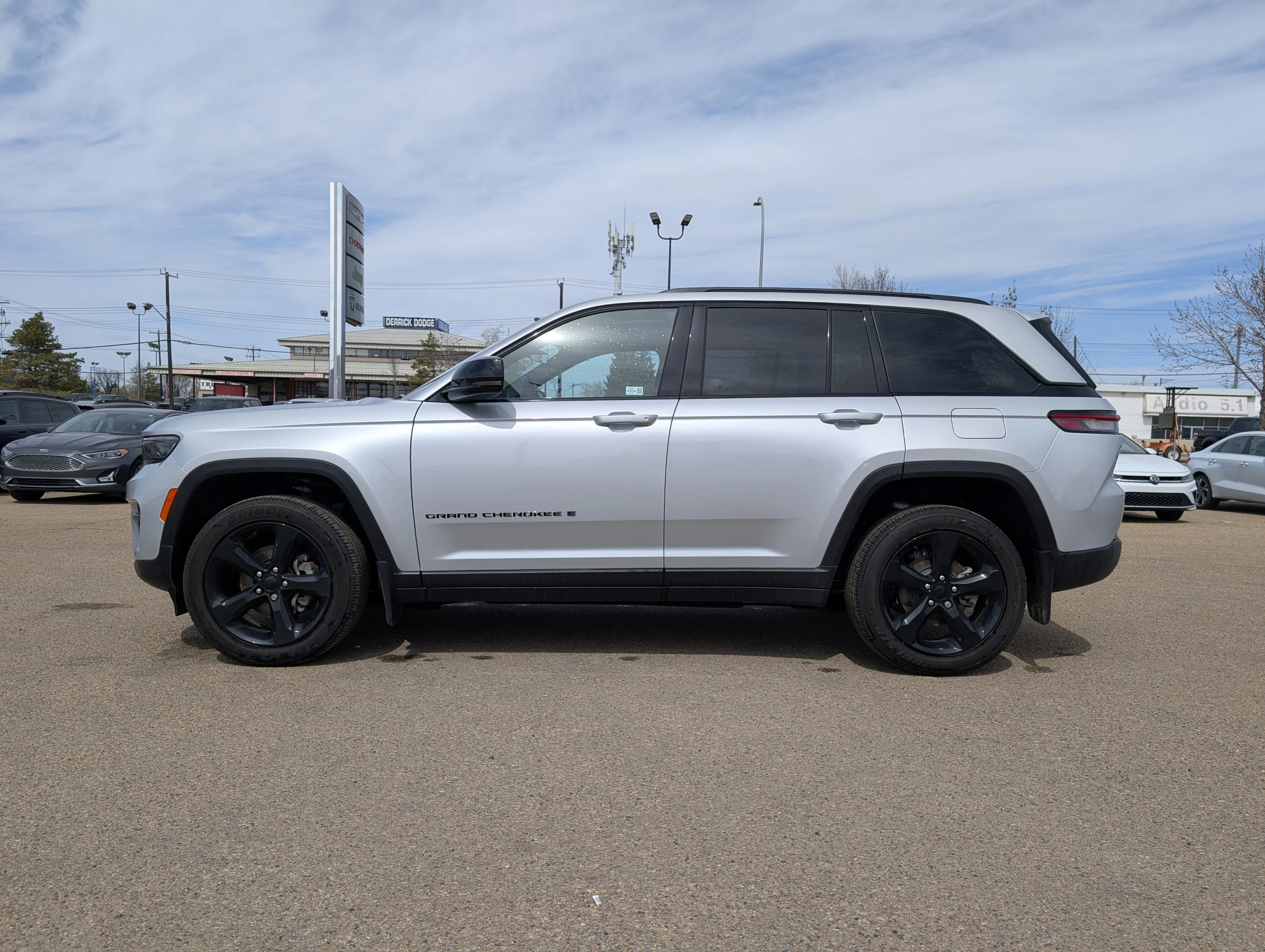 New 2025 Silver Zynith Jeep Altitude image 3