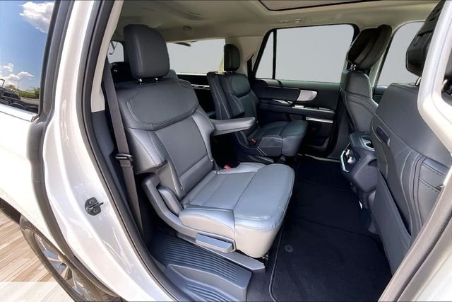 New 2027 Star White Metallic Tri-Coat Ford MAX Active image 31