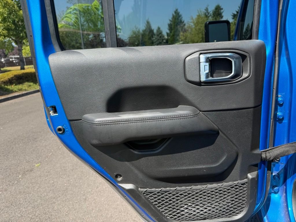 Used 2022 Hydro Blue Pearlcoat Jeep Unlimited Sahara Altitude image 18