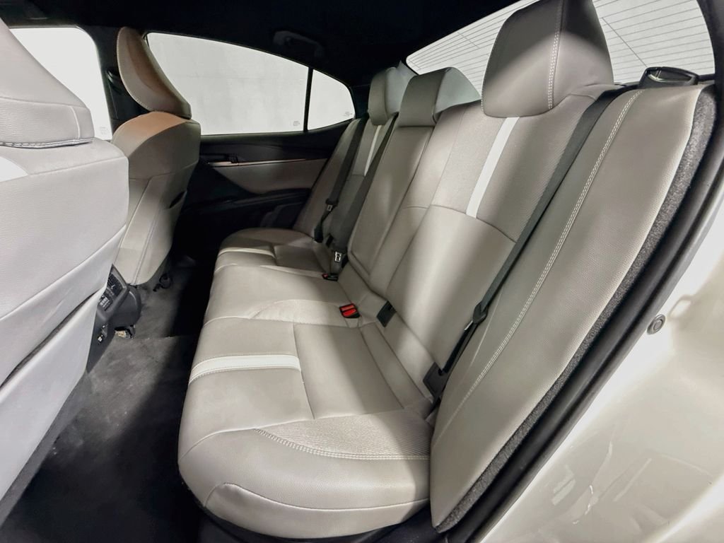 Used 2025 Ice Cap Toyota SE image 29