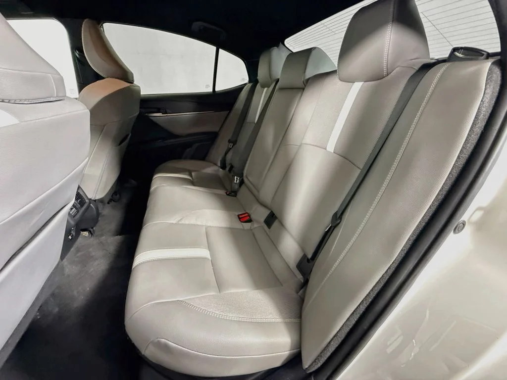 Used 2025 Ice Cap Toyota SE image 29