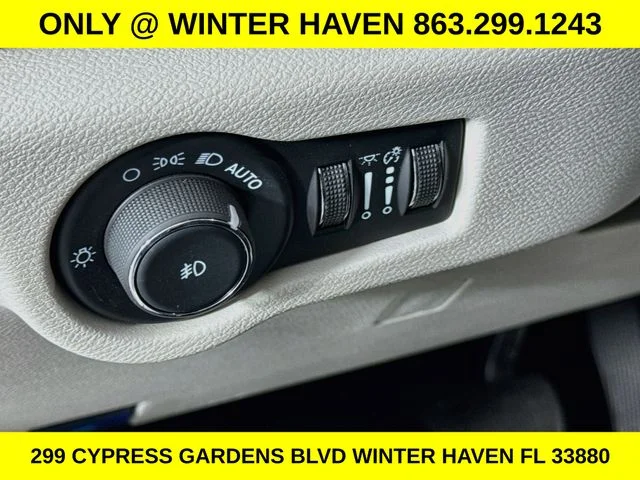 Used 2024 Silver Chrysler Touring L image 10