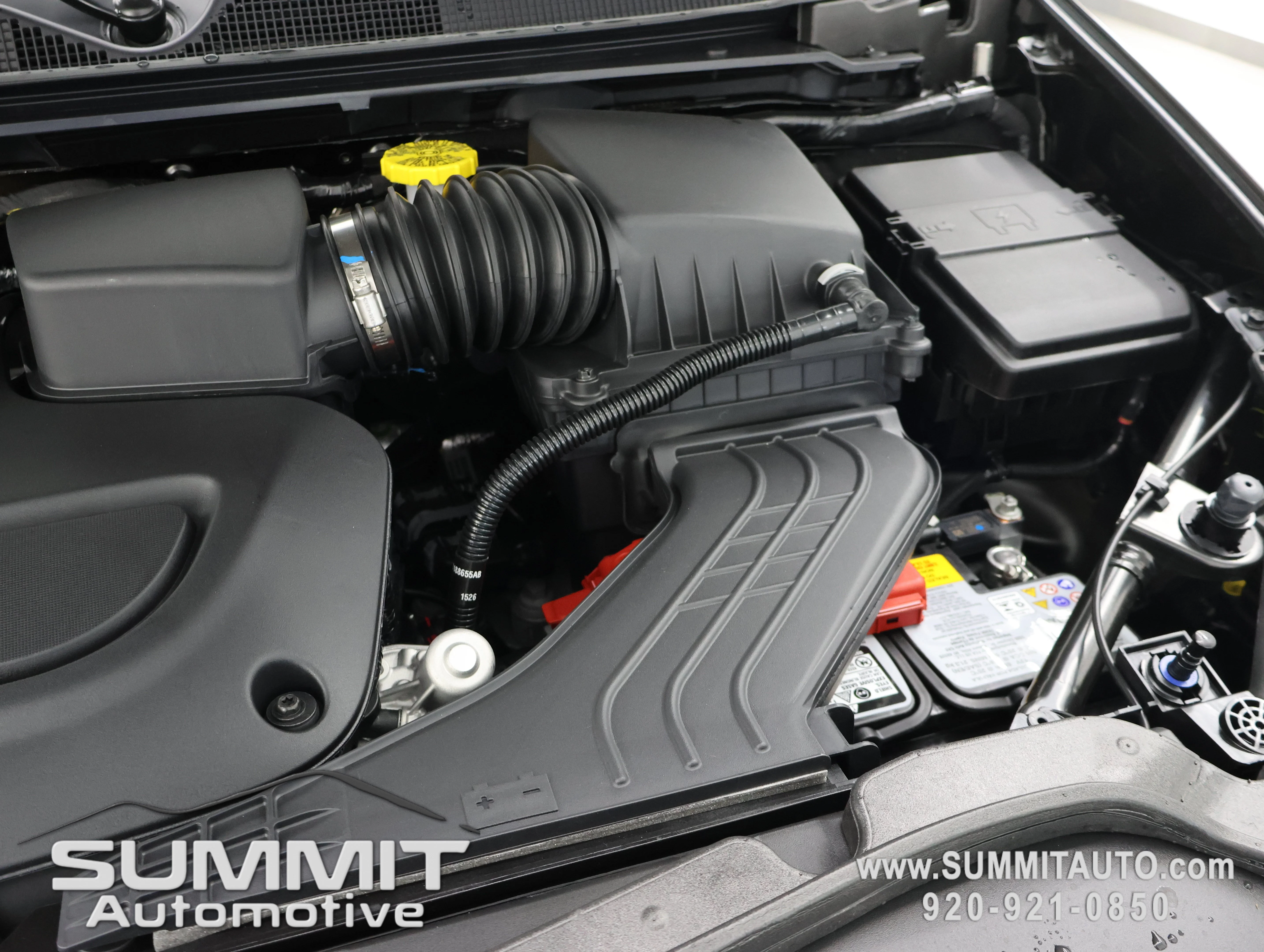 New 2027 Diamond Black Crystal Pearl-Coat Exterior Paint Chrysler Limited image 23