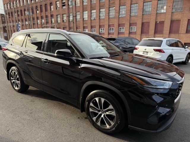 2021 Toyota Highlander XLE photo 2