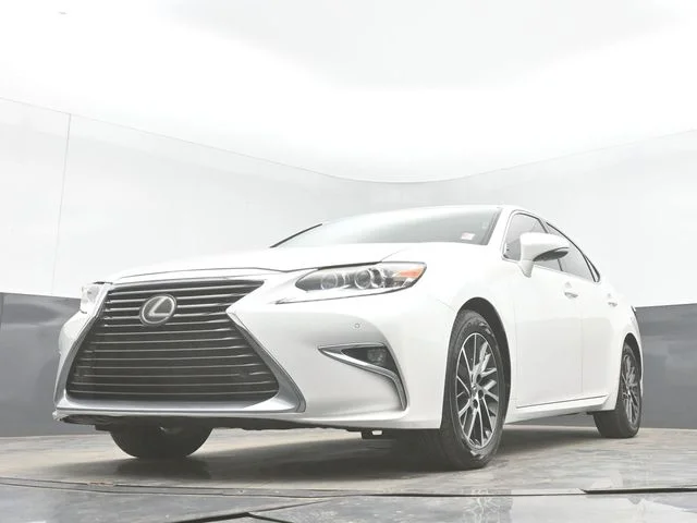 Used 2017 White Lexus 350 image 39