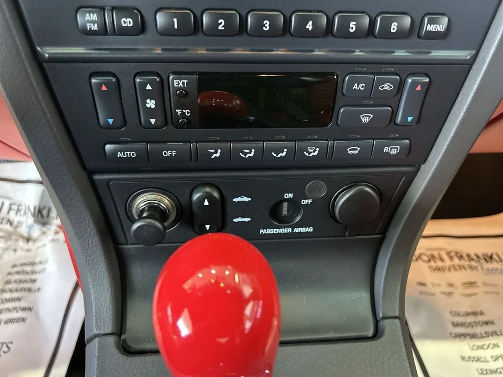 Used 2002 Red Ford Base image 24