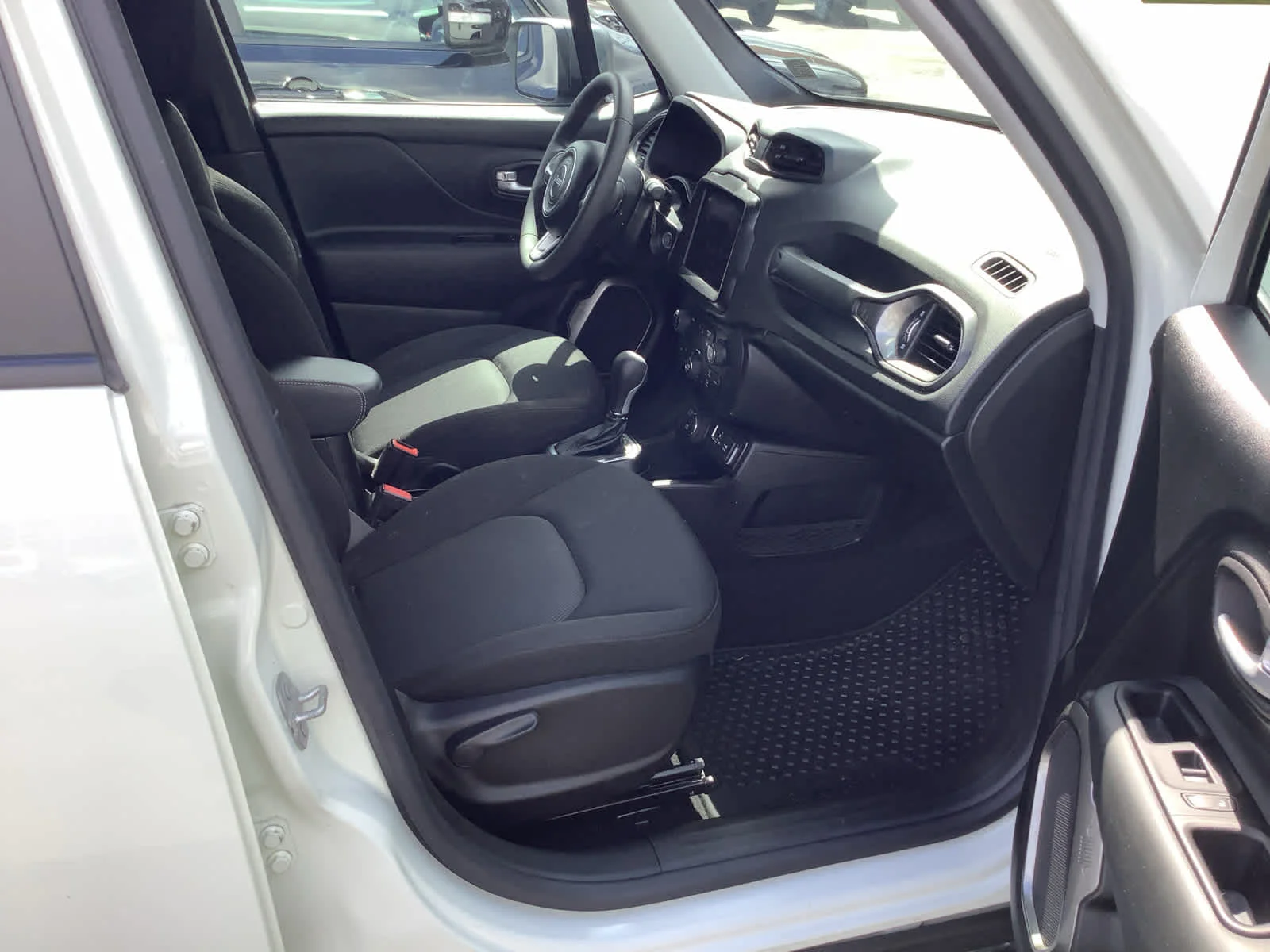 Used 2023 Alpine White Clearcoat Jeep Latitude image 7