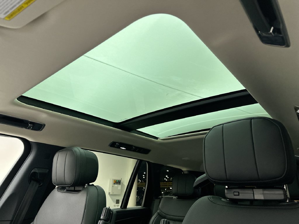 New 2027 Eiger Grey Metallic Land Rover SE image 11