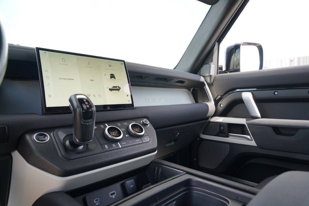 Used 2022  Land Rover X-Dynamic SE image 17