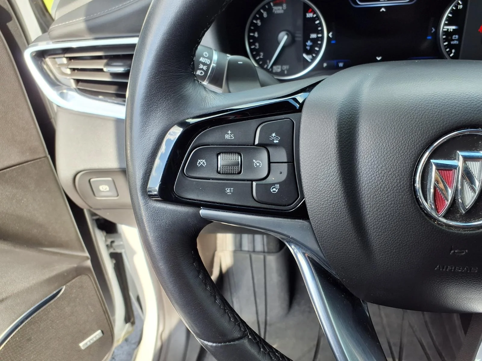 Used 2023 White Buick Avenir image 9