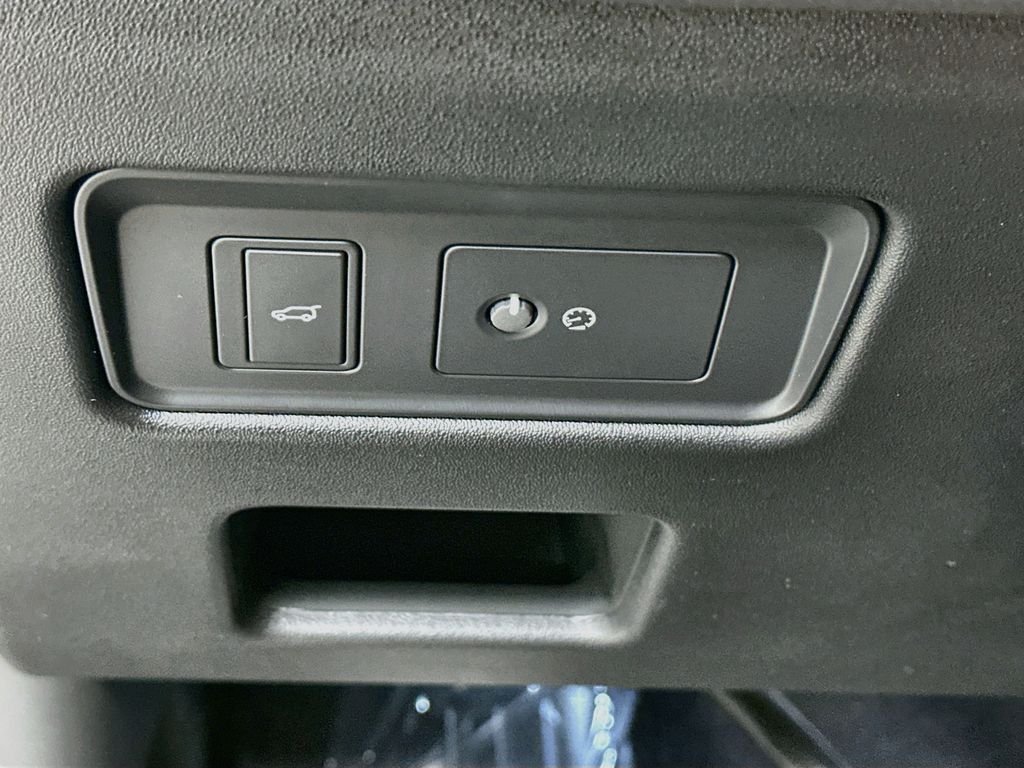 Used 2025 Santorini Black Metallic Land Rover S image 11