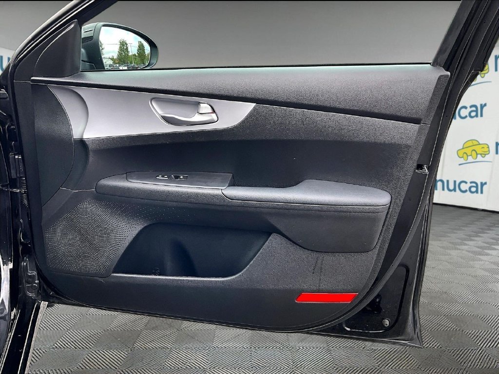 Used 2023 Black Kia LXS image 12