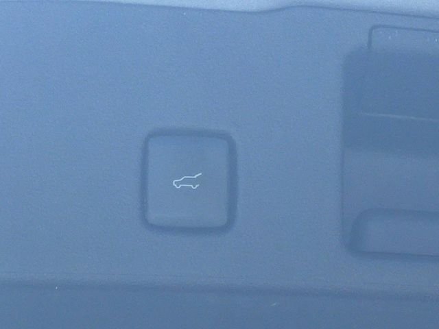 Used 2022 Silver Ford SEL image 9