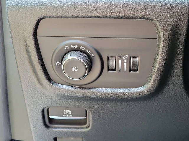 New 2026 Bright White Clear-Coat Exterior Paint Jeep Limited image 29