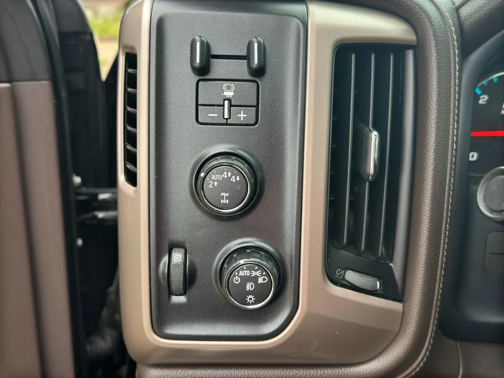 Used 2017 Onyx Black GMC Denali image 30