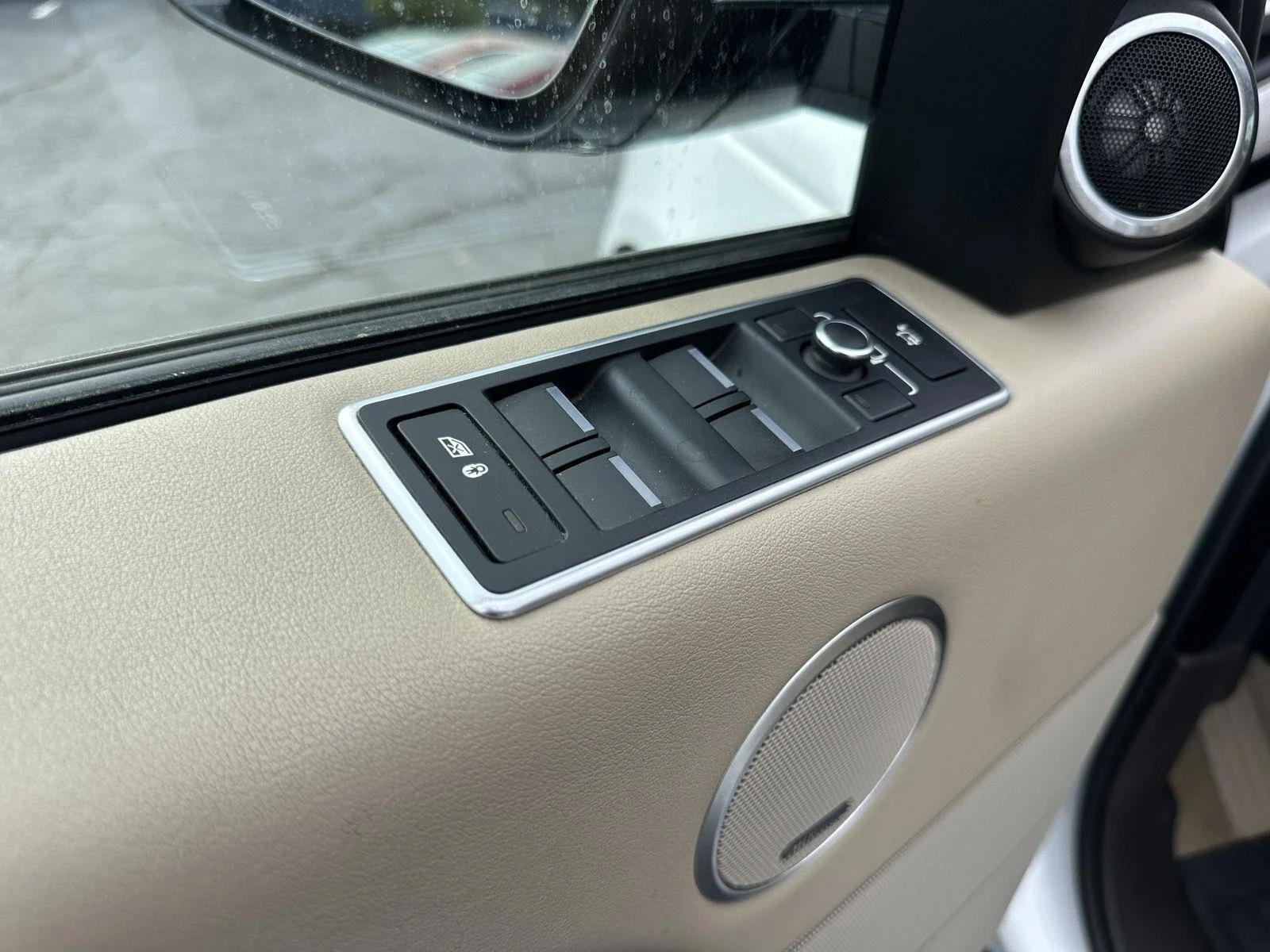 Used 2017 Fuji White Land Rover 5.0L V8 Supercharged image 13