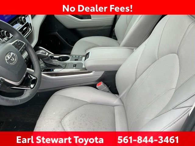 Used 2024  Toyota Limited image 25