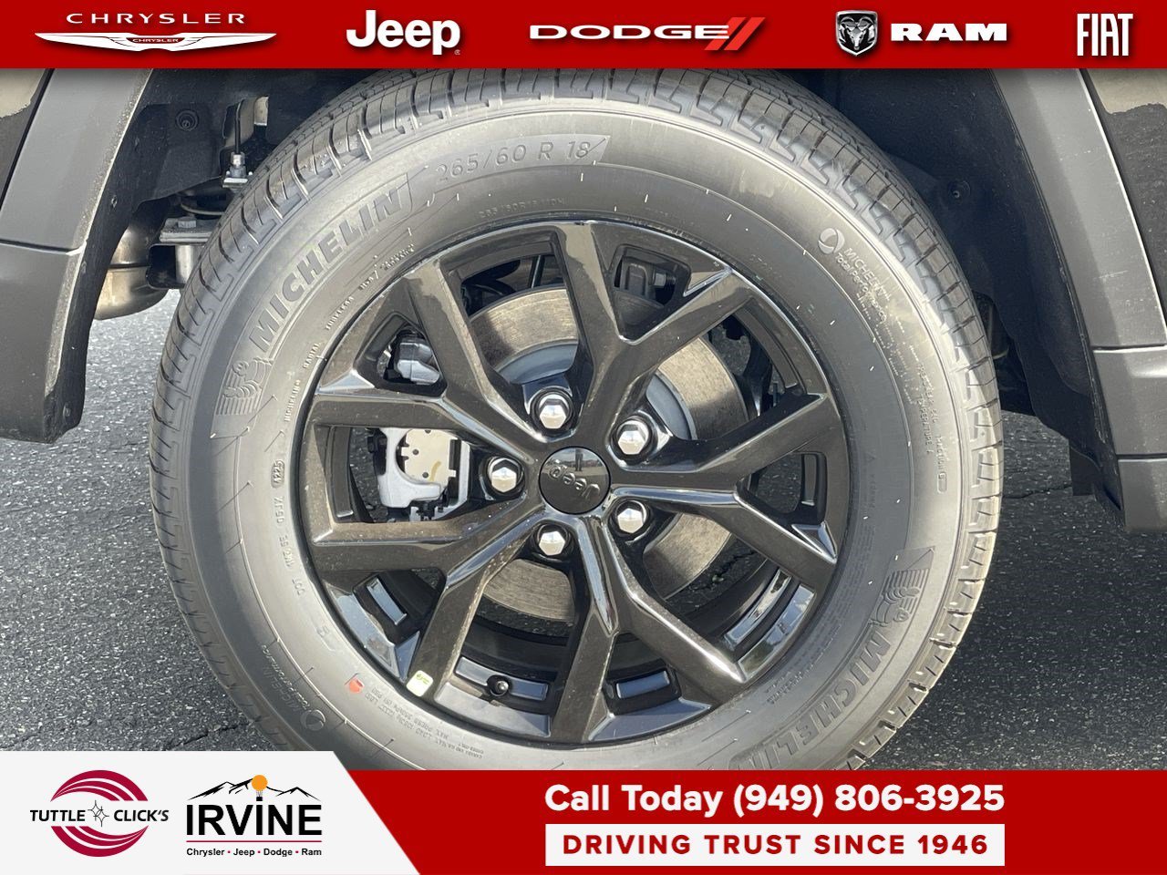 New 2026 Diamond Black Crystal Pearl-Coat Exterior Paint Jeep Laredo Altitude image 11