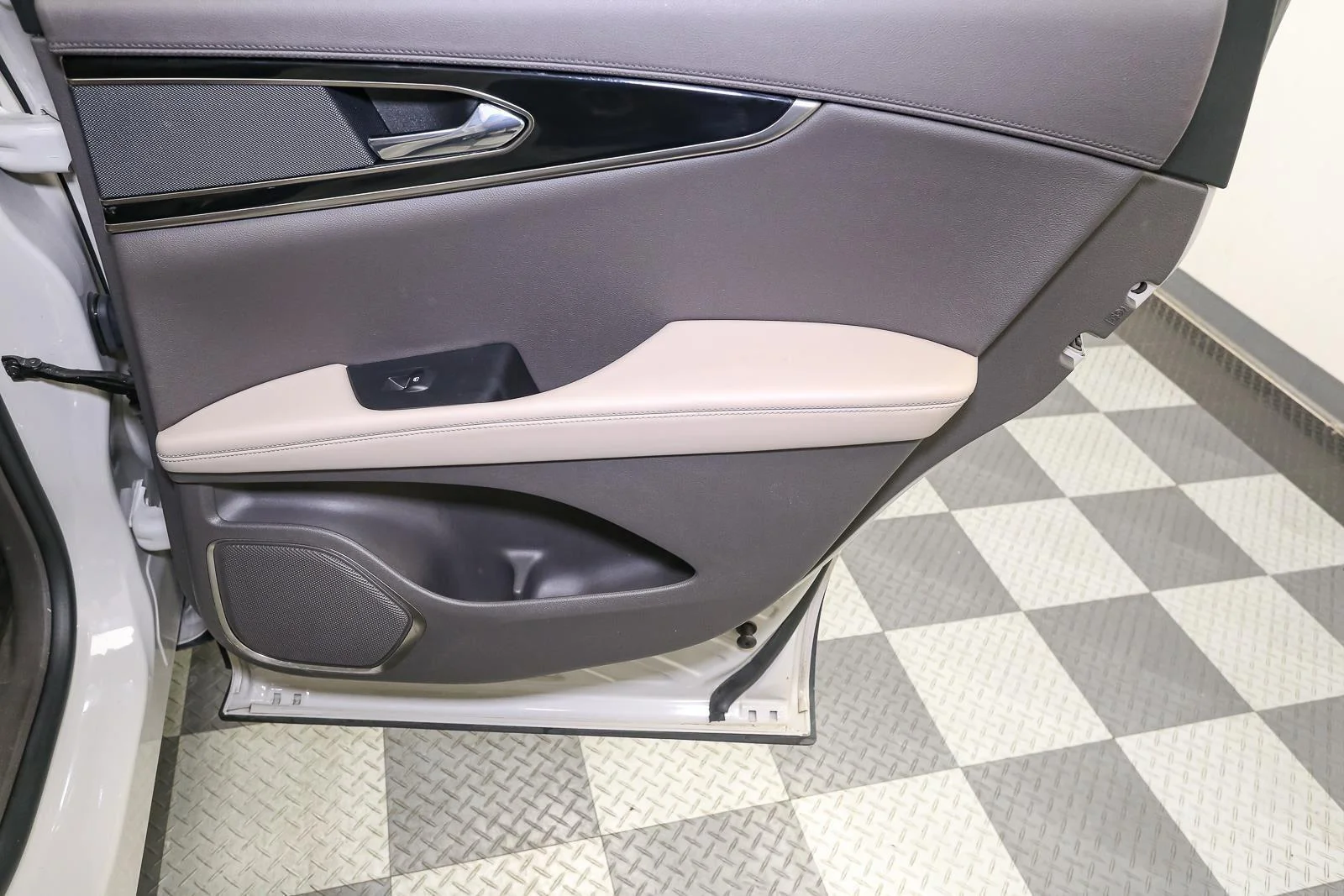 Used 2023 Ceramic Pearl Metallic Tinted Clearcoat Lincoln Standard image 22