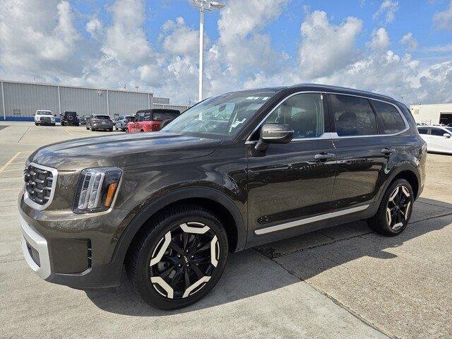 Used 2025 Dark Moss Kia S image 9