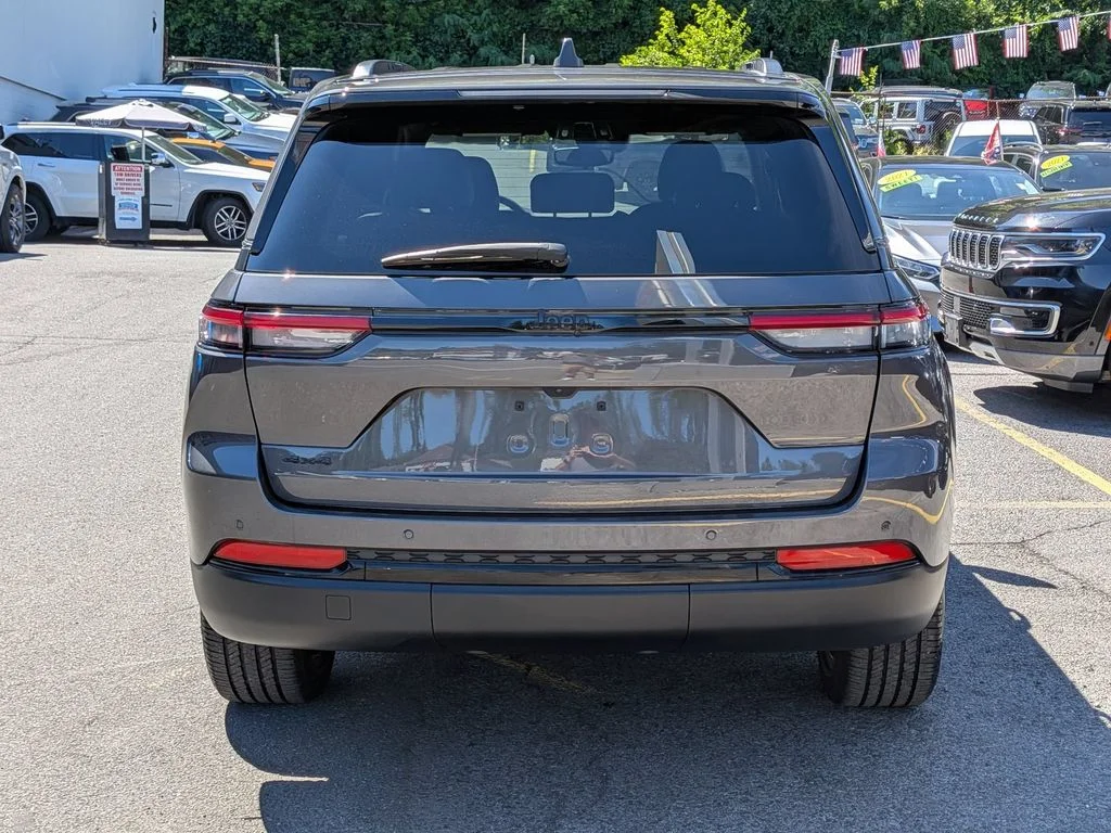 Used 2023 Gray Jeep Altitude X image 7