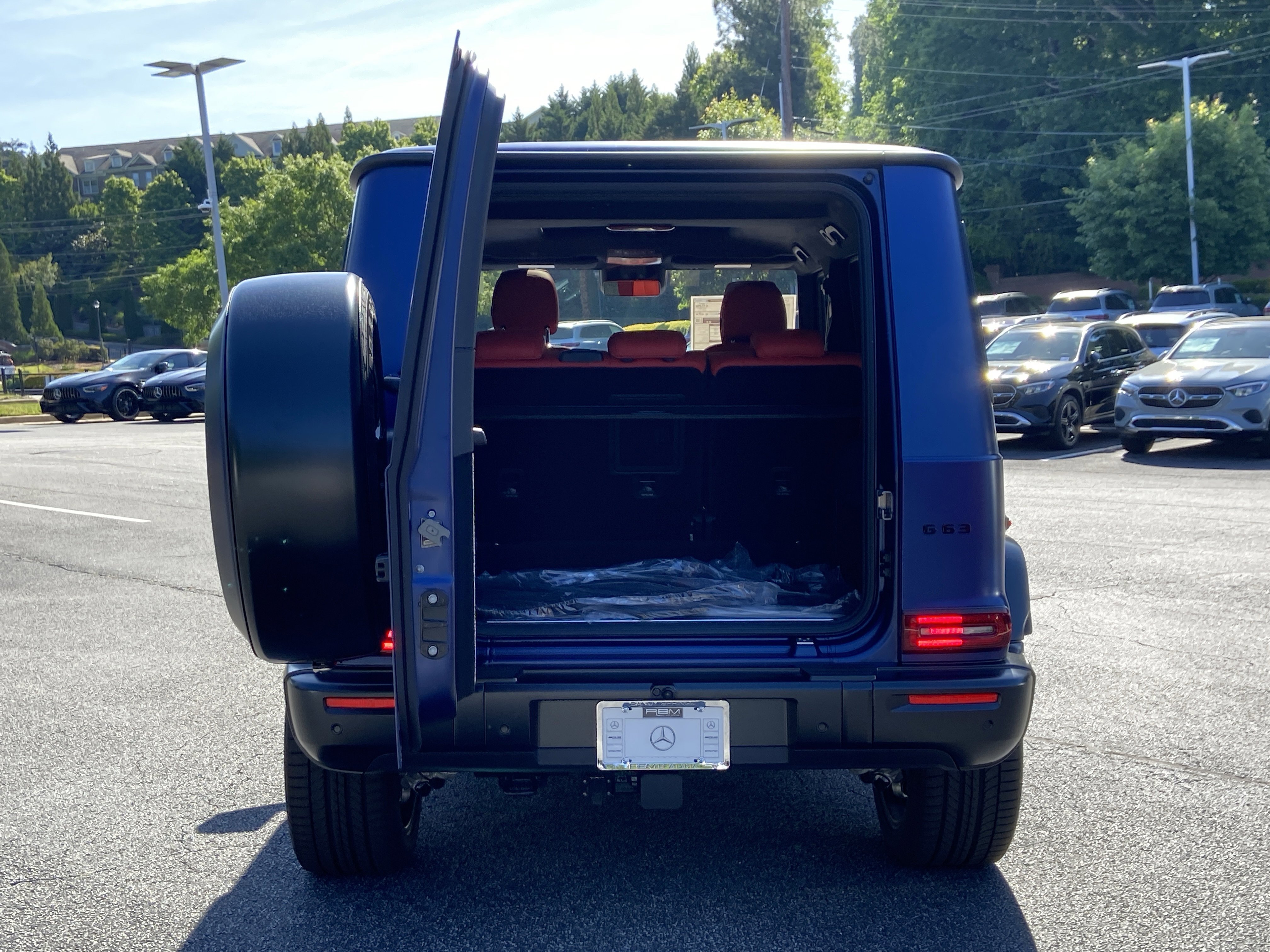 New 2026 MANUFAKTUR Exclusive Brilliant Blue Magno Mercedes-Benz AMG® G 63 SUV image 9