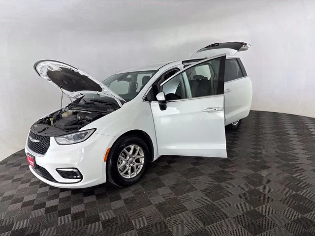 Used 2023 White Chrysler Touring L image 13