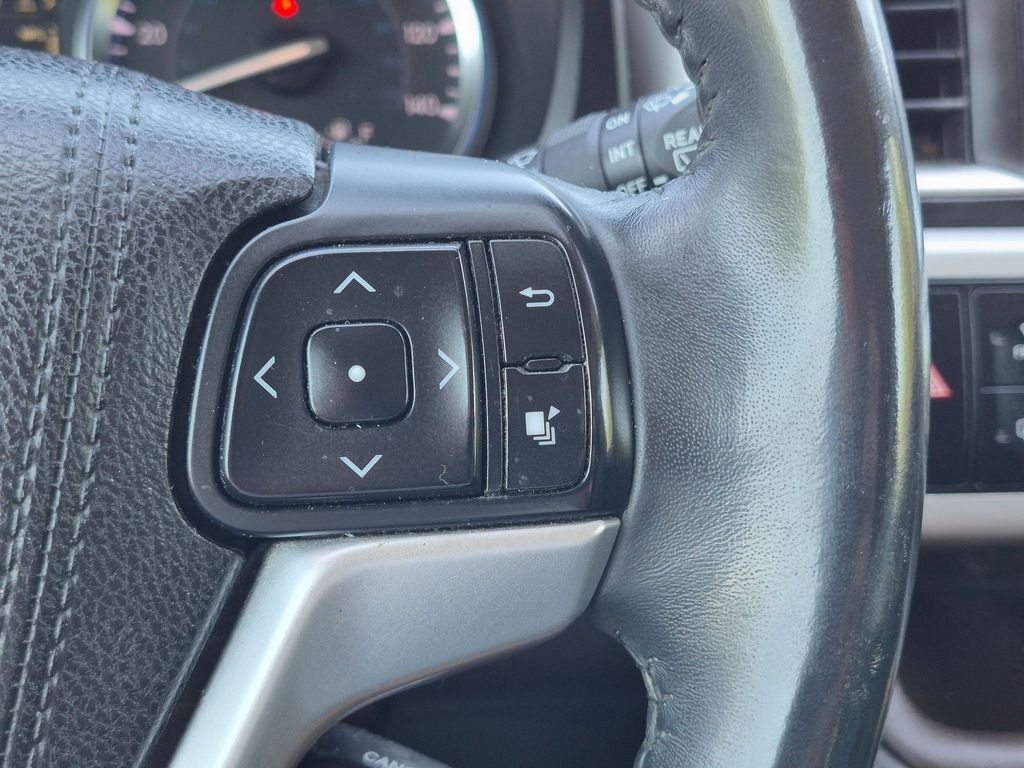 Used 2016 White Toyota XLE V6 image 23