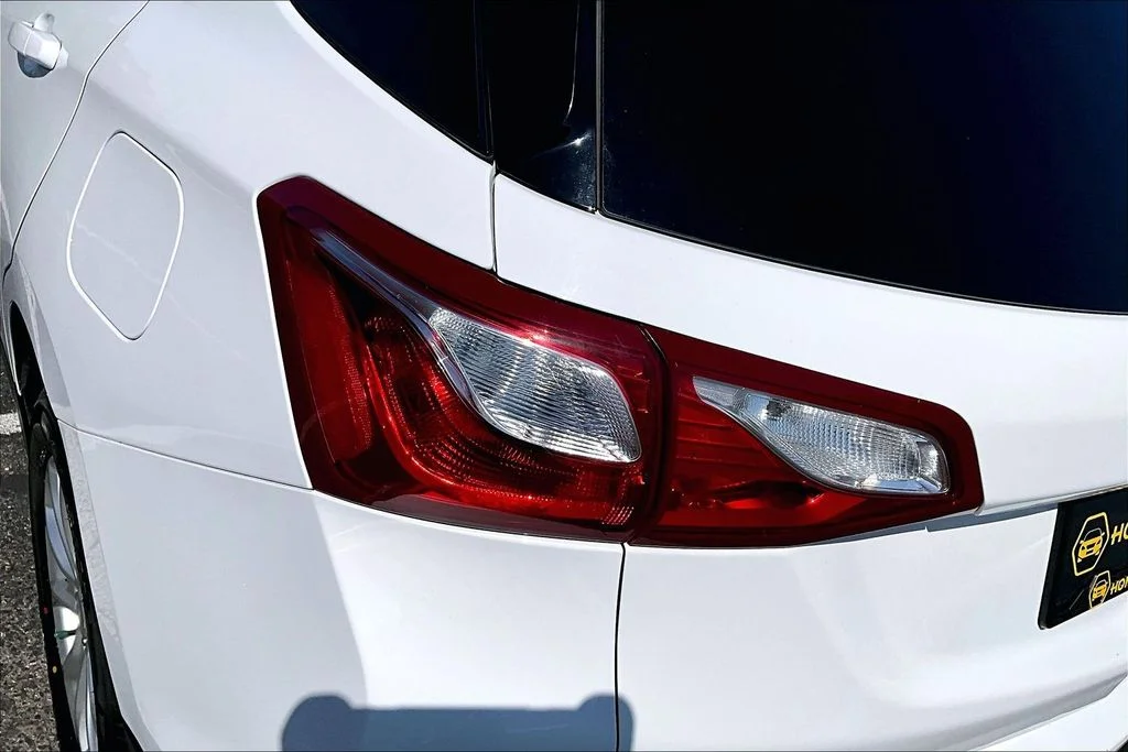 Used 2021 White Chevrolet LT image 23