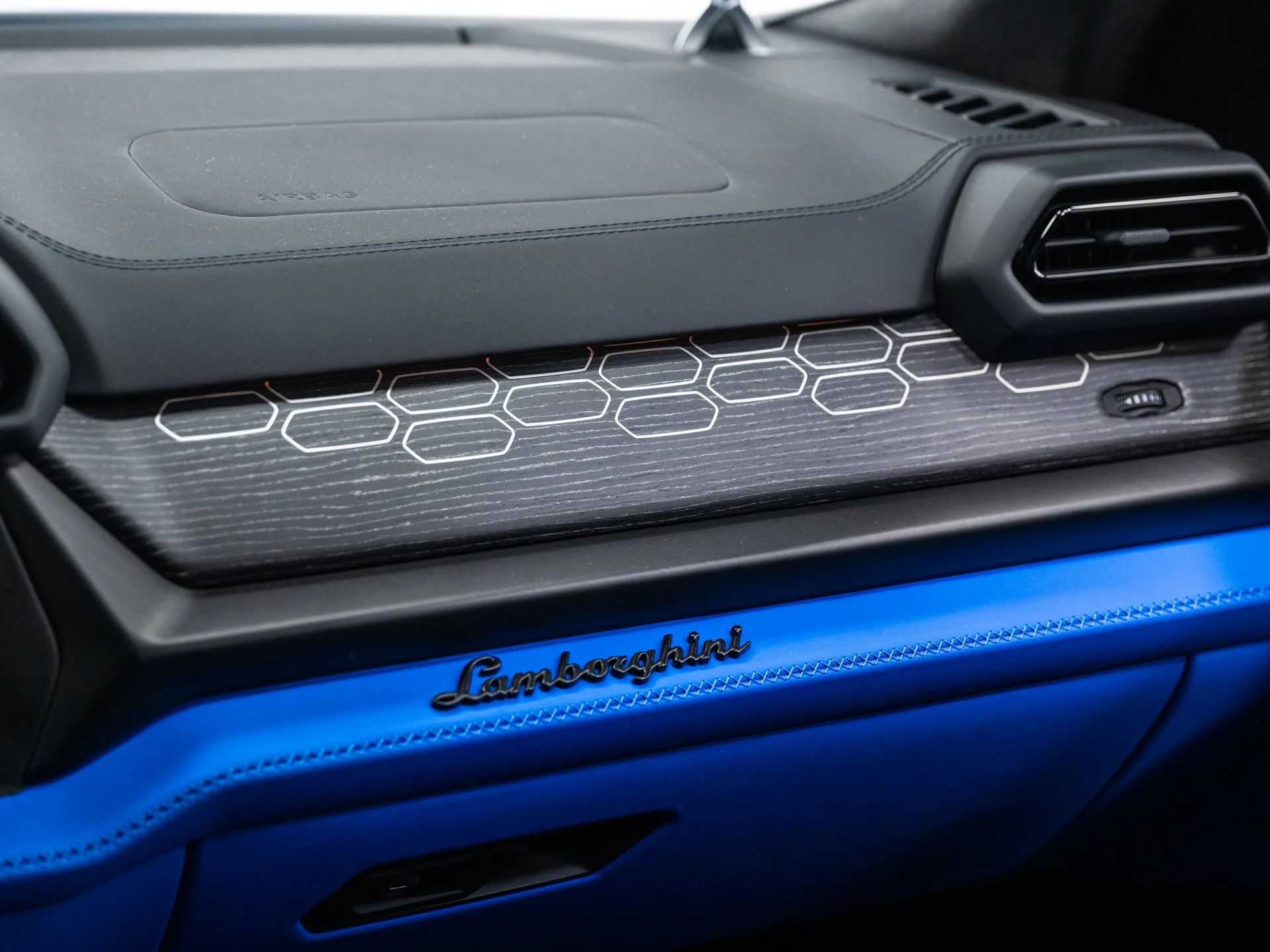 Used 2025 Blu Eleos Metallic Lamborghini SE image 90