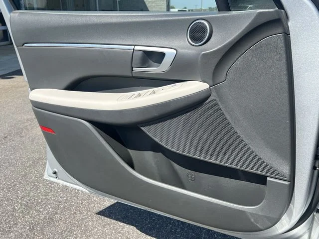 Used 2025 Silver Hyundai SEL image 31