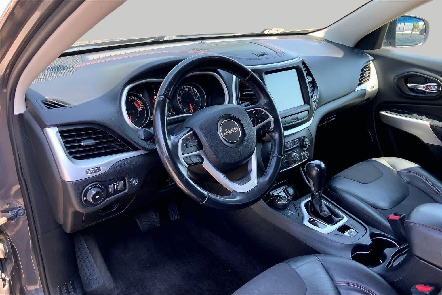 Used 2018 Granite Crystal Metallic Clearcoat Jeep Trailhawk image 18