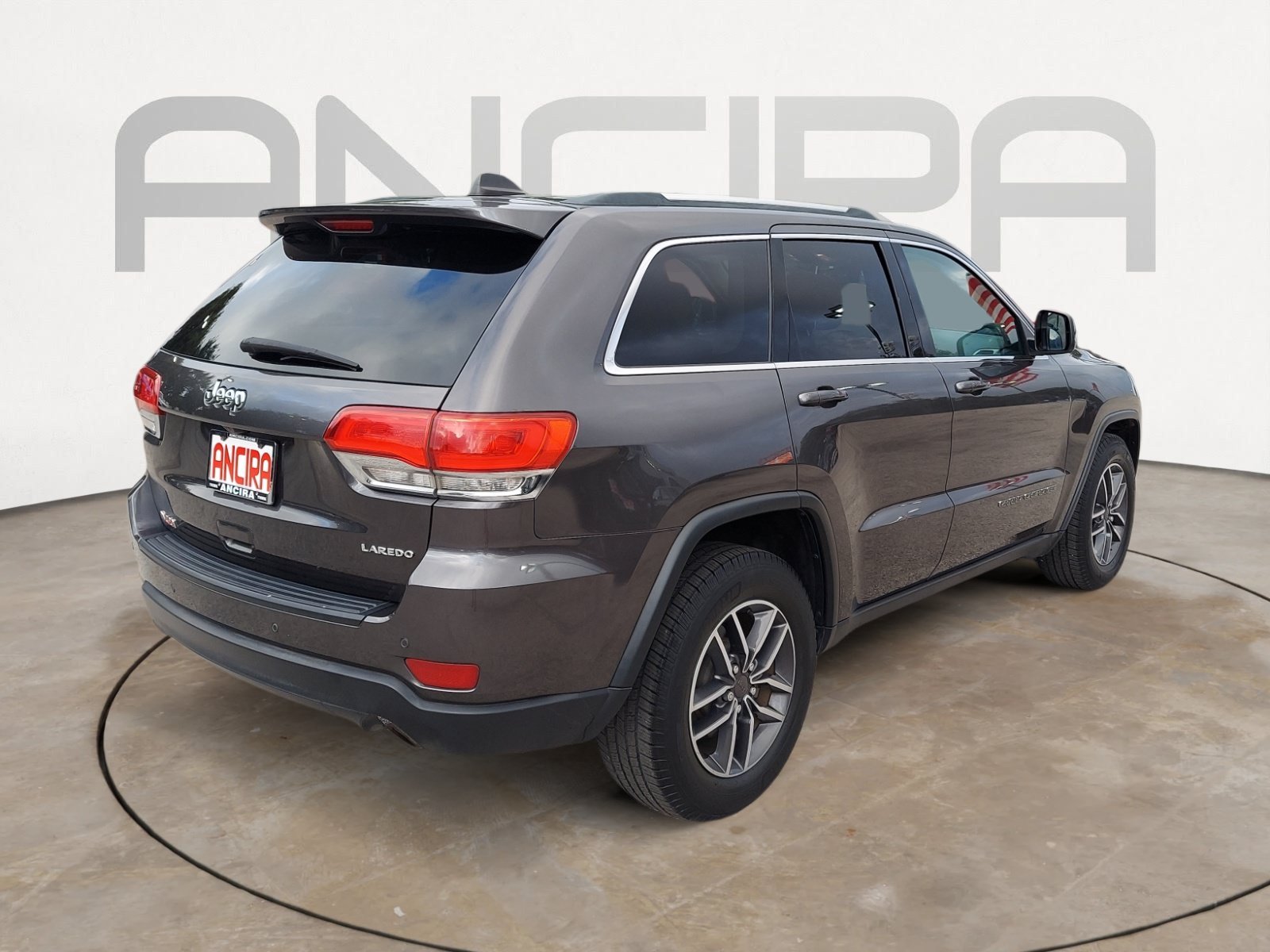 Used 2019 Granite Crystal Metallic Clearcoat Jeep Laredo E image 10