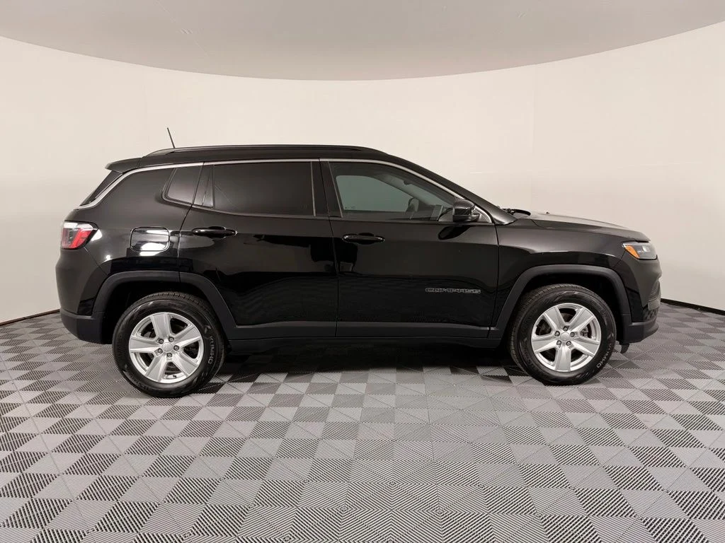 Used 2022 Black Jeep Latitude image 7