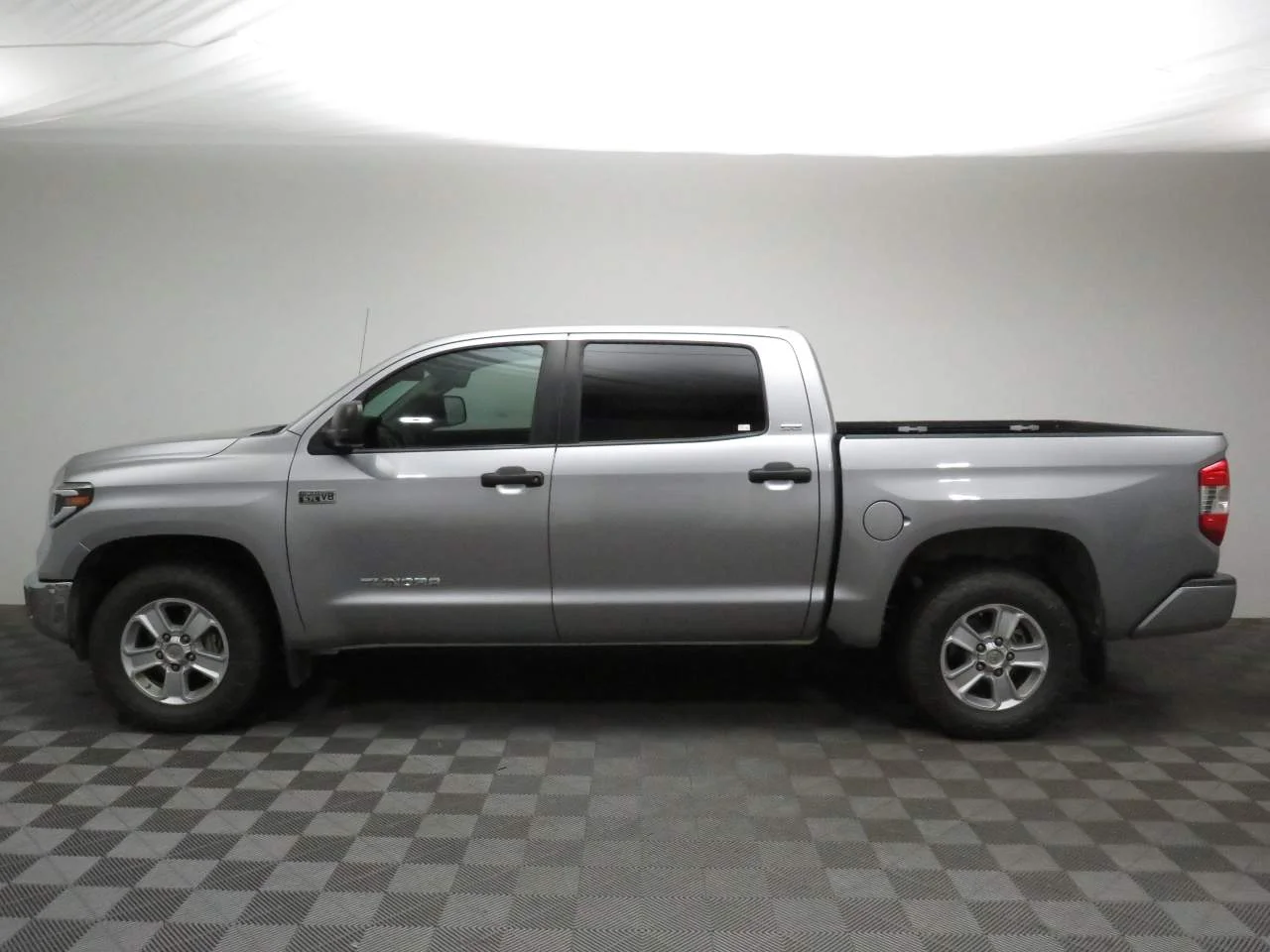 Used 2018 Silver Sky Metallic Toyota SR5 Crew Cab image 2