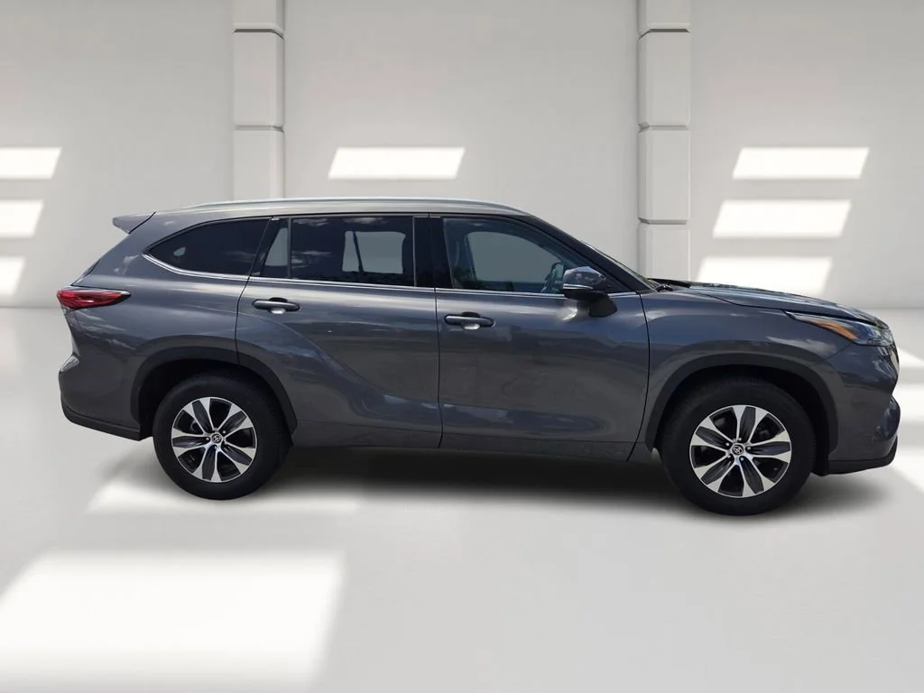 Used 2022 Magnetic Gray Metallic Toyota Hybrid XLE image 5