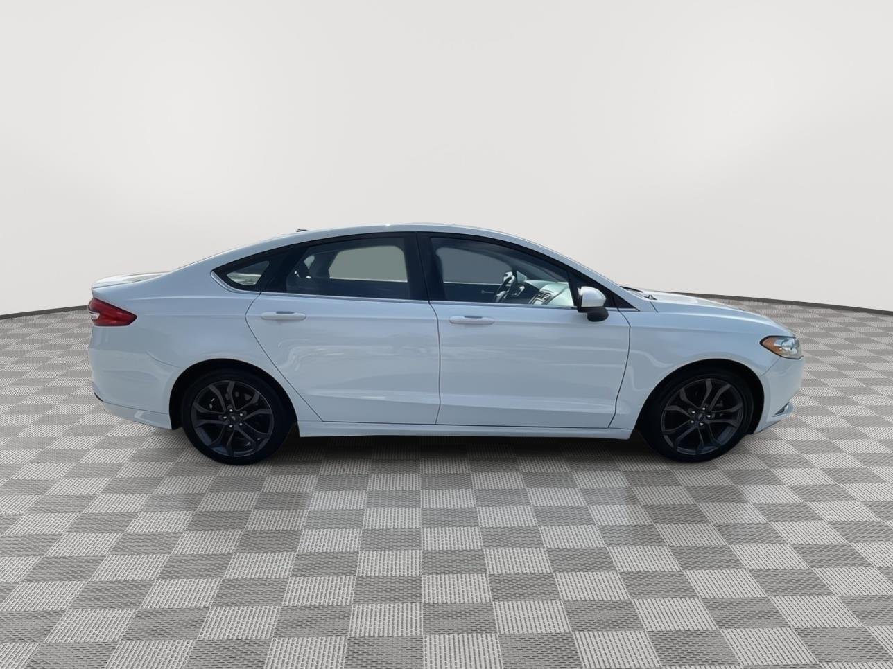 Used 2018 Oxford White Ford SE image 15