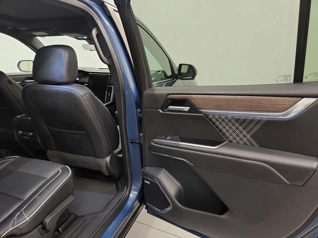Used 2024  GMC Denali image 29