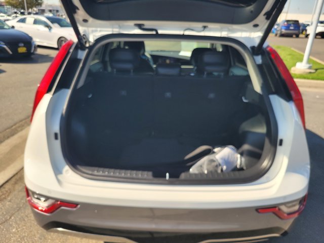 Used 2023 White Kia Wave image 11