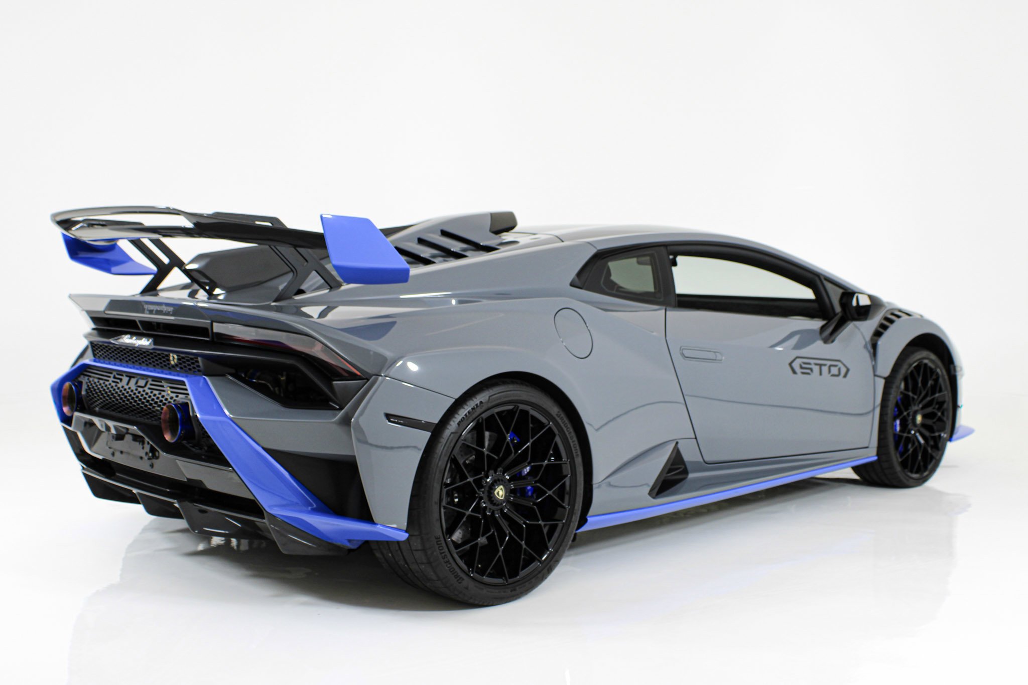 Used 2023 Gray Lamborghini  image 7
