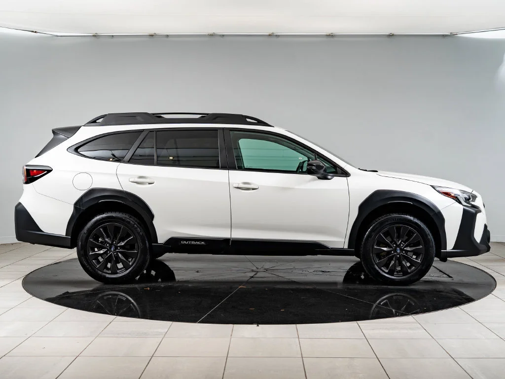 Used 2025 Crystal White Pearl Subaru Onyx Edition XT image 11